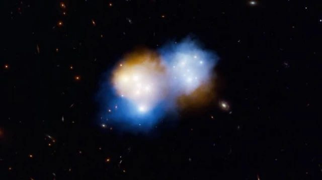 La materia oscura se adelanta a la materia normal en una colisión de megacúmulos de galaxias (eng)