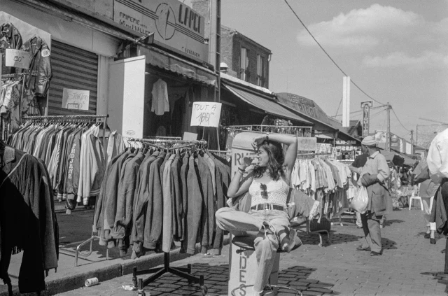 De compras en el mercadillo de Puces de París Saint-Ouen en 1990 (ENG)