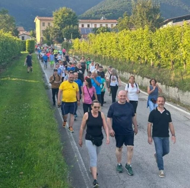 Habitantes de un pueblo italiano caminan junto al alcalde para ayudarlo a perder peso