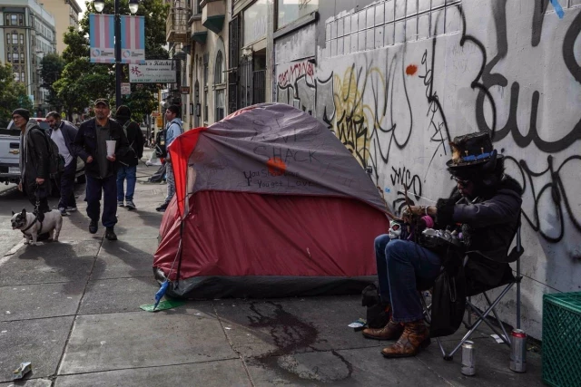 California ordena la expulsión de personas sin hogar de todos los espacios públicos