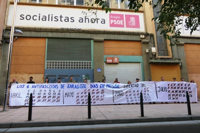 Una concentración frente a la sede del PSOE denuncia que los 6 de Zaragoza llevan 100 días en prisión y exige responsabilidades al Gobierno