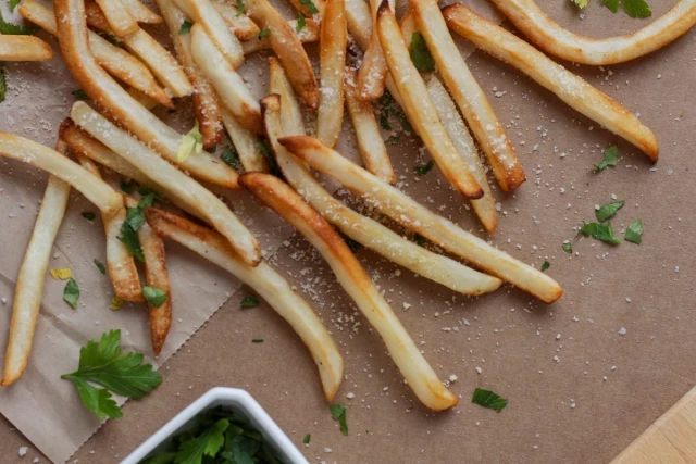 La crisis de las patatas fritas: el sector de la comida rápida cae un 9% porque cada vez se cena menos fuera