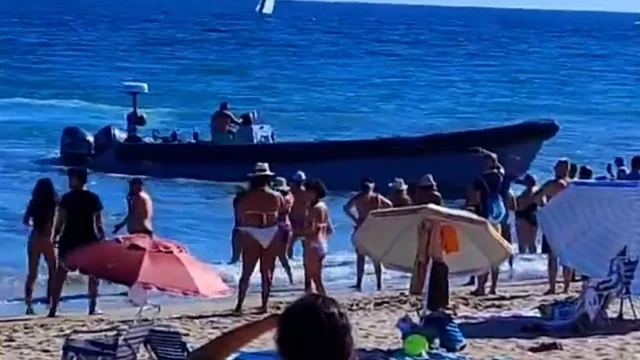 Una narcolancha encalla en la playa de La Antilla, Huelva, a plena luz del día al huir de la Guardia Civil