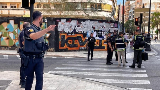 La Policía Local desarma de un tiro a un presunto atracador en la calle Guillem Sorolla de València