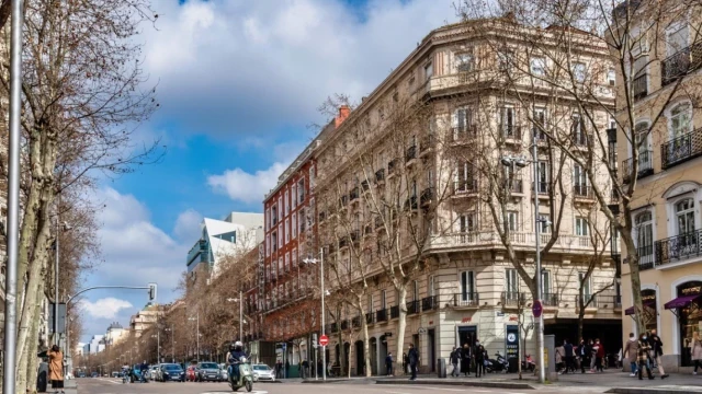 El negocio latino de pisos se queda en Madrid: Ayuso no prohibirá la compra de vivienda a grupos extranjeros