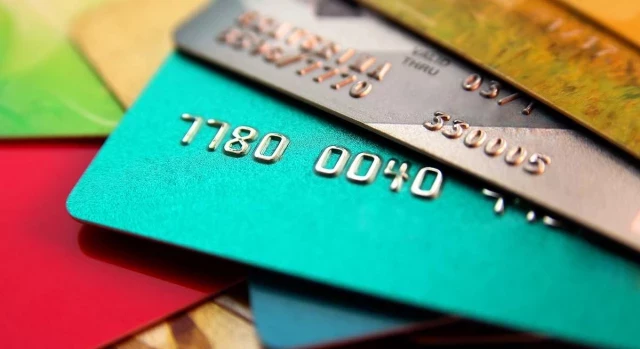 La emisión de tarjetas bancarias cae por vez primera desde 2014 con el alza de tipos