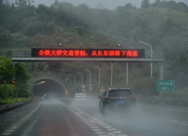 Evacuadas cerca de 300.000 personas por el paso del tifón Gaemi en el sureste de China
