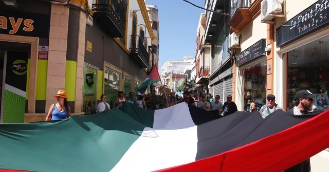 La ocupación de Palestina y la escala del buque con destino Israel en Gibraltar convocan a más de un centenar de personas en Algeciras