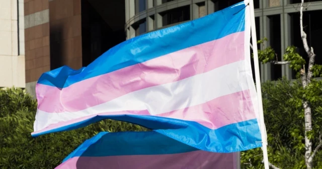 La Corte Suprema de Nebraska mantiene una ley que restringe la atención médica para jóvenes trans y el aborto