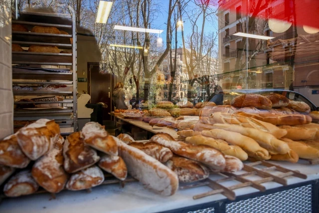 Un juzgado dicta medidas cautelares contra una panadería por llamar "maricón" a un trabajador en la nómina