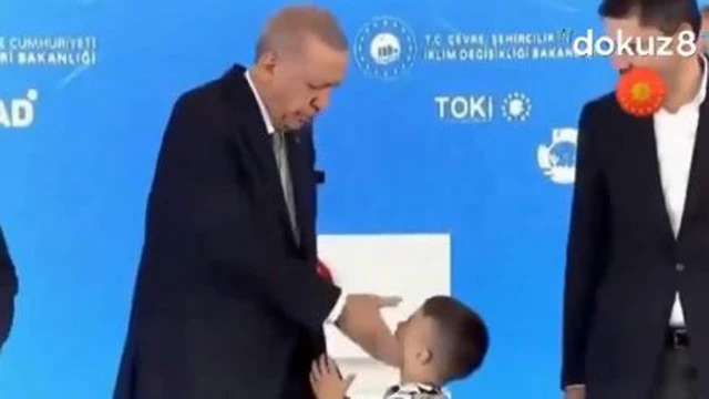 Erdogan abofetea a un niño que no le besa la mano durante una ceremonia