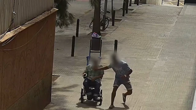 Dos detenidos por robar con violencia a un hombre que iba en silla de ruedas en Cornellà de Llobregat