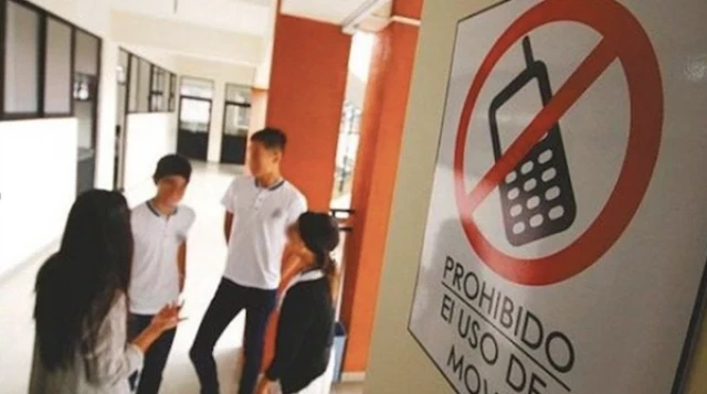 ¿Por qué se restringe el uso del celular en los colegios de los ricos?