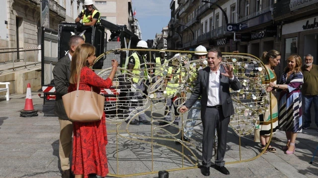 Comienza el montaje de las luces de Navidad y Caballero invita a «que todo el mundo venga a Vigo»