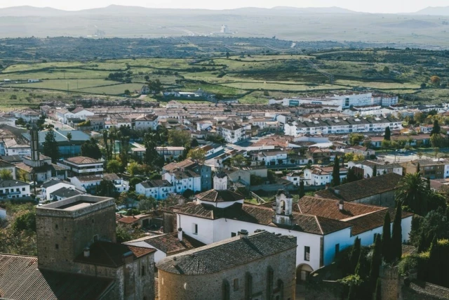 Si teletrabajas y quieres mudarte, Extremadura da hasta 15.000 euros a nómadas digitales de todo el mundo: estos son los requisitos