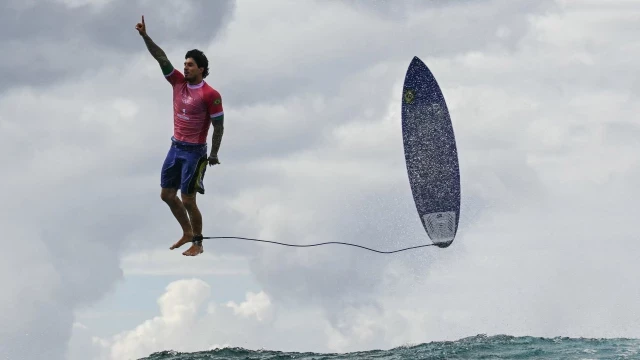 La foto viral de París 2024: Gabriel Medina levita sobre las olas tras hacer historia en el surf olímpico