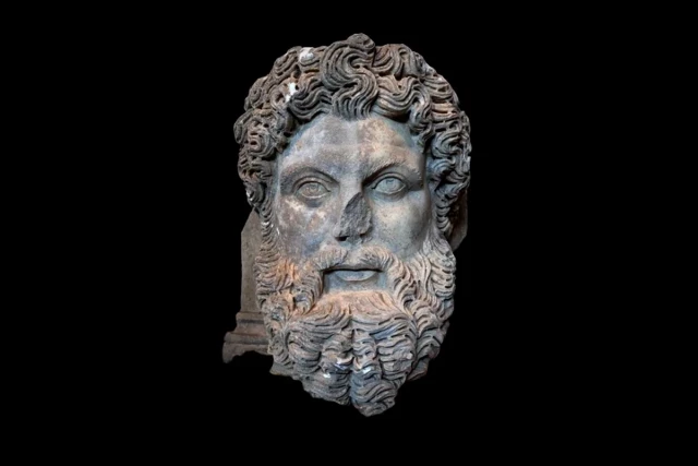 Cabeza de mármol que representa a Zeus encontrada en la antigua Afrodisias  (ENG)