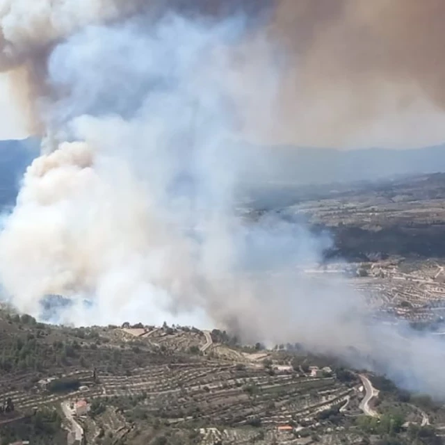 Continúan las llamas en Benasau (Alicante) y Valverderjo (Cuenca) con malas condiciones para su extinción