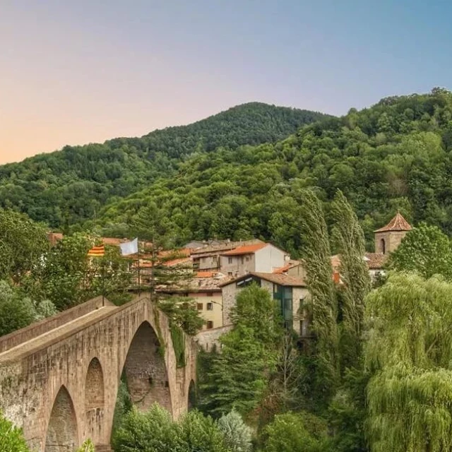 El bonito pueblo situado en mitad de la naturaleza que alberga uno de los monasterios más impresionantes de Cataluña