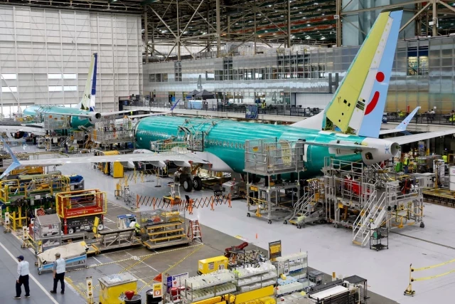 Boeing nombra a un nuevo CEO y reporta pérdidas por más de 1.400 millones de dólares