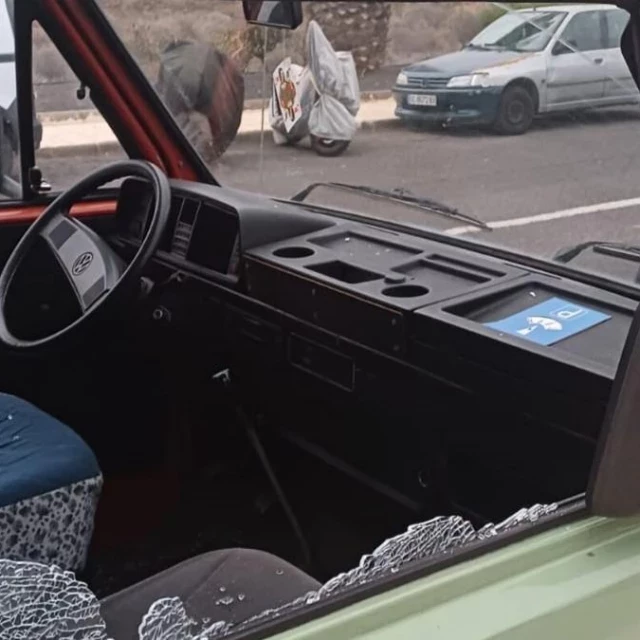 Un turista borracho rompe varios coches y provoca el pánico en Lanzarote