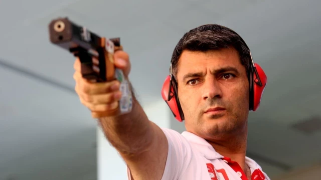 Sin protección y con la mano en el bolsillo: la imagen del medallista olímpico de tiro que ha revolucionado Internet