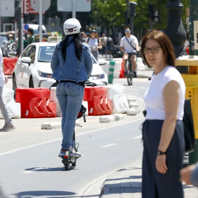 El conductor de un patinete, con la pierna seccionada tras chocar con un motorista que ha dado positivo en drogas en Valencia