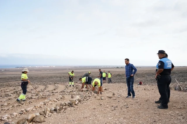 El Ayuntamiento de La Oliva retira el Laberinto de piedras de El Cotillo: "Se estaba masificando"