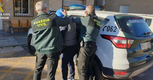 Terror en el hipermercado: insulta a clientes, enseña los genitales y agrede a los guardias civiles en Roquetas