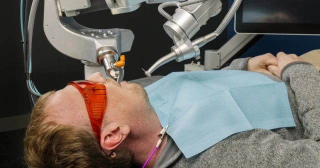 Un robot dentista totalmente automático realiza la primera intervención humana del mundo [ENG]