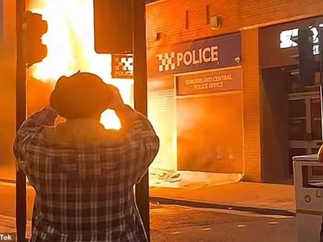 Reino Unido: una comisaría incendiada, policías heridos y varios detenidos en una nueva protesta por el crimen, a puñaladas, de tres niñas