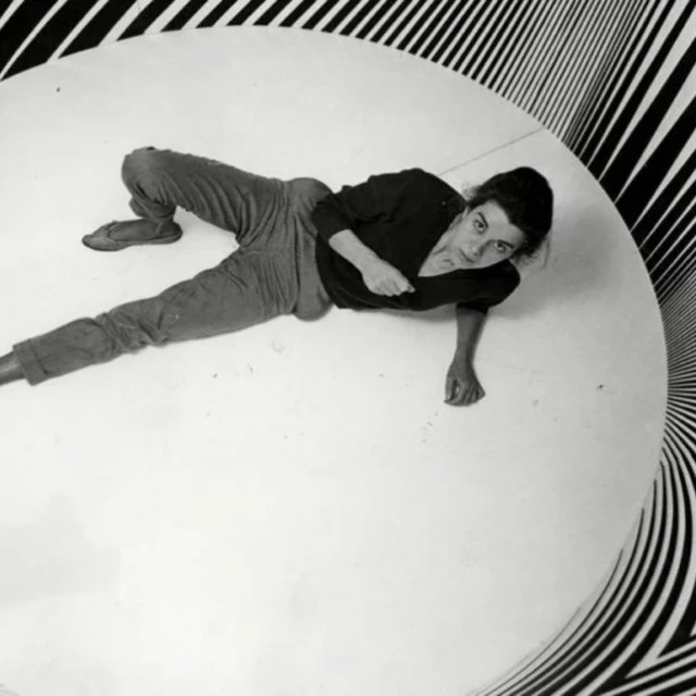 Bridget Riley: maestra de las ilusiones ópticas y el arte abstracto