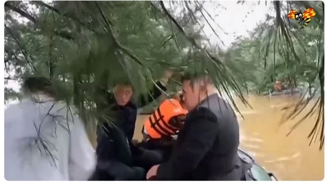 Momento hilarante en el que Kim Jong Un se dirige en barco a inspeccionar las inundaciones de Corea del Norte... y choca contra un árbol