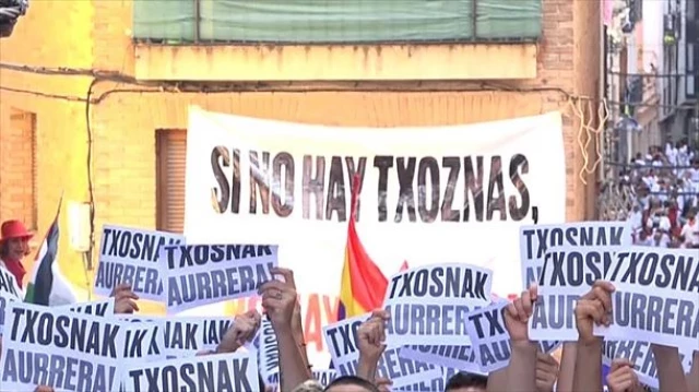 Suspendida la "Bajadica del Puy" en Estella tras una masiva manifestación en defensa de las txosnas