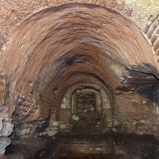 Túnel oculto y habitaciones desenterradas bajo una iglesia de 1.500 años de antigüedad en Estambul (ENG)