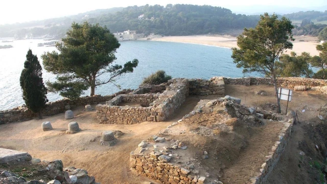 Los Mossos investigan la muerte de un hombre en una cala de Palamós tras un ritual con gallinas decapitadas