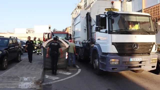 Un hombre de 74 años salva la vida tras caer a un camión de reciclaje