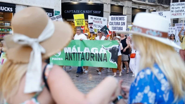 Un centenar de antitaurinos se manifiesta contra las corridas en la antesala de la Feria de Málaga