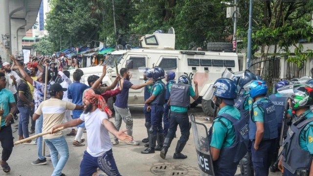 La primera ministra de Bangladés dimite en medio de la ola de protestas con un centenar de muertos