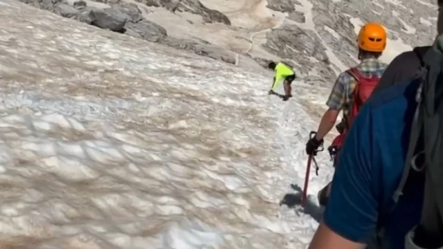 La última temeridad en el glaciar del Aneto: sin crampones, sin casco y en pantalón corto