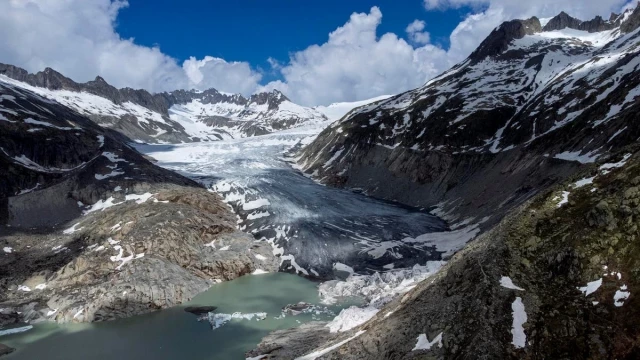 Fotos de un glaciar suizo con 15 años de diferencia revelan el impacto devastador del cambio climático: ‘Me hizo llorar' [ENG]