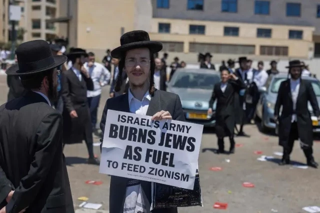 Manifestantes ultraortodoxos irrumpen en base militar israelí en Tel Aviv