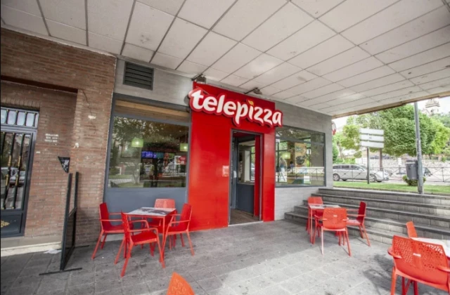 Los trabajadores de Telepizza de Guadalajara no cobran y se ven obligados a vender productos caducados y en mal estado