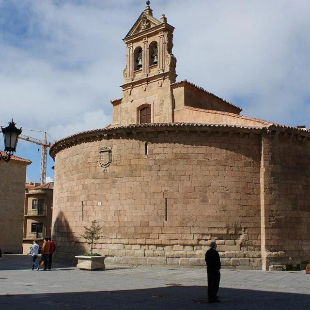 El pueblo de Salamanca que tiene una iglesia románica única en España: su planta es circular