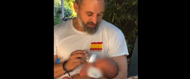 El falso bostezo de Abascal mientras cuida a su niño que las redes no dejan pasar