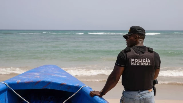 Aparece un cayuco con 14 esqueletos en la costa de República Dominicana