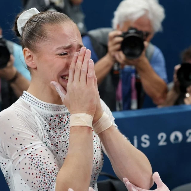 Kaylia Nemour, la argelina de 17 años vetada por Francia que ganó el oro en los Juegos de París con el ejercicio más difícil de la gimnasia artística