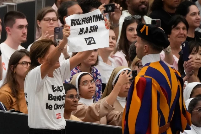 Dos activistas interrumpen la audiencia del Papa en el Vaticano exhibiendo carteles de que la tauromaquia es pecado