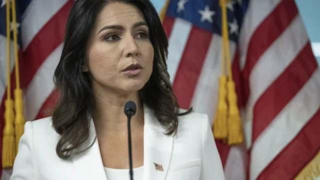 Exclusiva:Tulsi Gabbard está bajo vigilancia a través de un programa antiterrorista de EE.UU.(inglés)