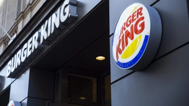 Los trabajadores de un Burger King desobedecen a la dirección y paralizan la cocina tras superar los 34 grados